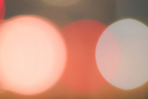 テールランプの光で表現された形が違う三種類の玉ボケ