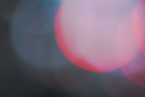 赤く淀んだホラー風味の光のボケ味と光の屈折