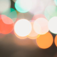 色味の強い繁華街のネオンの玉ボケの写真