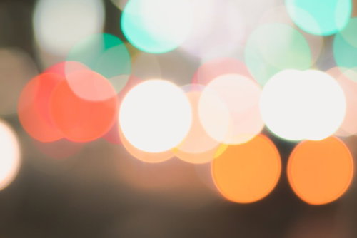 色味の強い繁華街のネオンの玉ボケ