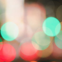 クリスマスカラーのキラキラ玉ボケ背景の写真