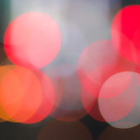 歪な赤い玉ボケの光_温かみのあるイルミネーション背景の写真