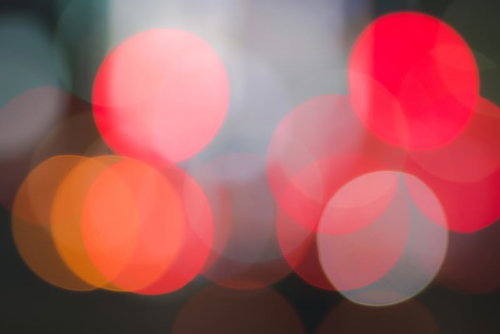 歪な赤い玉ボケの光_温かみのあるイルミネーション背景