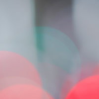 赤いテールランプの光が作る玉ボケの写真