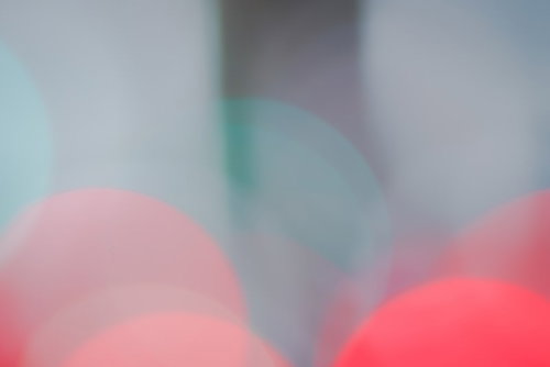 赤いテールランプの光が作る玉ボケ