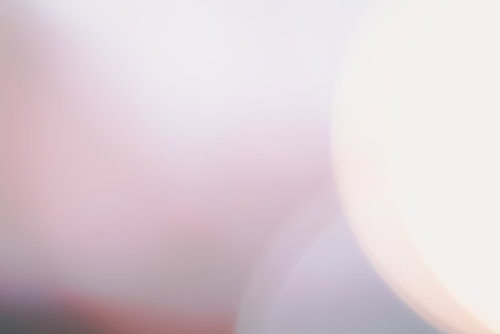 薄紫色にぼけた玉ボケの光、ライトアップされた夜景