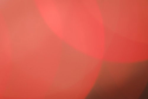 重なり合う紅のボケと玉ボケが光る背景