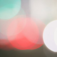 ピンクとグリーンが重なる光のボケ背景、玉ボケのネオン風デザインの写真