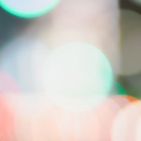 ネオン光が白く滲むボケ味の夜景背景の写真