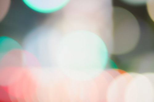 ネオン光が白く滲むボケ味の夜景背景