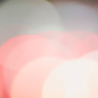 ネオン色に染まるパステルカラーのボケ|柔らかい玉ボケの写真