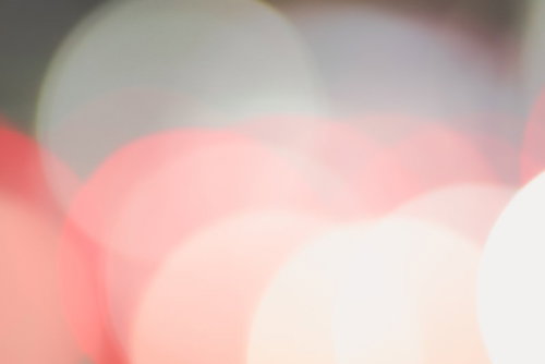 ネオン色に染まるパステルカラーのボケ|柔らかい玉ボケ