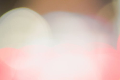 白とピンクのグラデーションが滲むボケ味の光