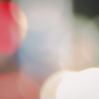 紅に光るボケと玉ボケ、夜景のライトアップの写真