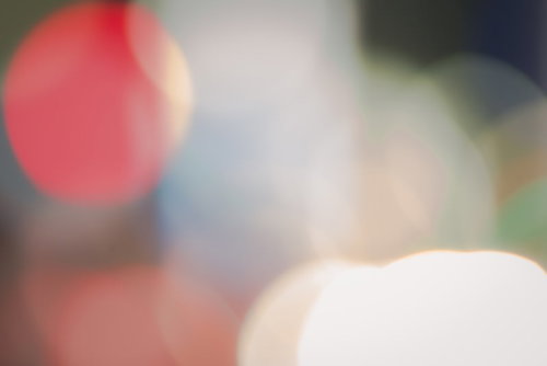 紅に光るボケと玉ボケ、夜景のライトアップ