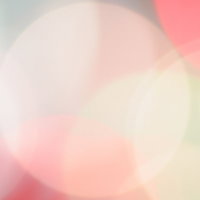 暖色系の大輪のボケ味：ピンクと白の玉ボケが織りなす光の抽象背景の写真