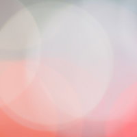 暖色系の光が重なる大きな玉ボケ背景の写真