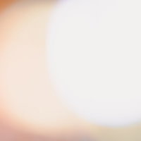 ぼんやりと浮かぶ暖色の玉ボケの写真