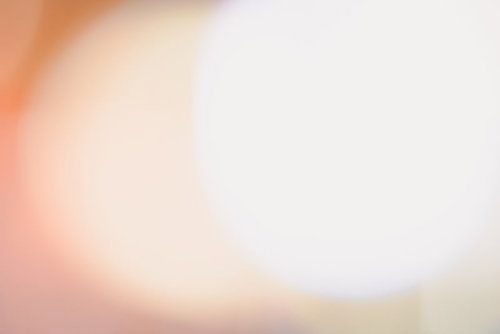 ぼんやりと浮かぶ暖色の玉ボケ