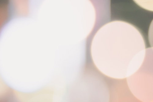 白い光と浮かぶ光球のボケ、暖色系の玉ボケが重なる抽象的な光の表情