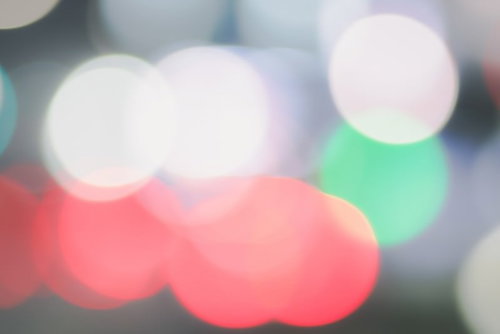 歪む赤色のボケと光の表現 玉ボケと光源が重なる抽象背景