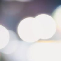 白い玉ボケが浮かぶ暗い背景の写真