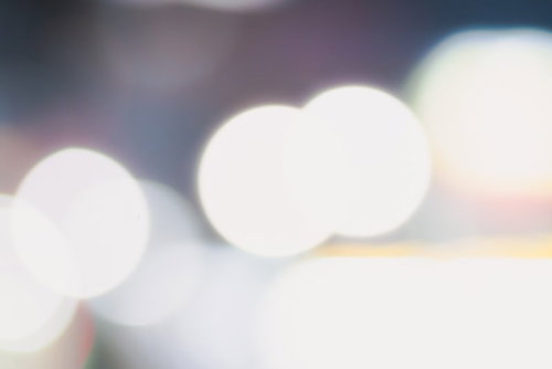 白い玉ボケが浮かぶ暗い背景