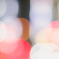 にぎやかなボケの煌めき、カラフルな光が玉ボケの写真