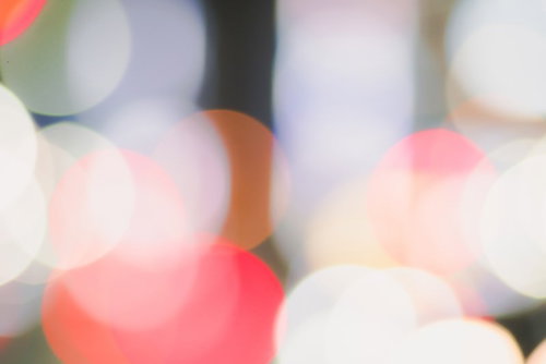 にぎやかなボケの煌めき、カラフルな光が玉ボケ