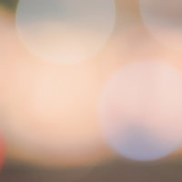 滲むボケと霞む玉ボケ、暖色系の光が重なるの写真