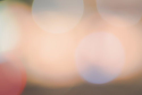 滲むボケと霞む玉ボケ、暖色系の光が重なる