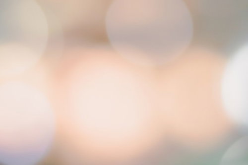 暖色系の光が重なる霞むボケ味の背景