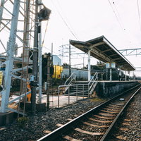 鶴見線浅野駅のホームと線路の風景 横浜工業地帯の無人駅の写真