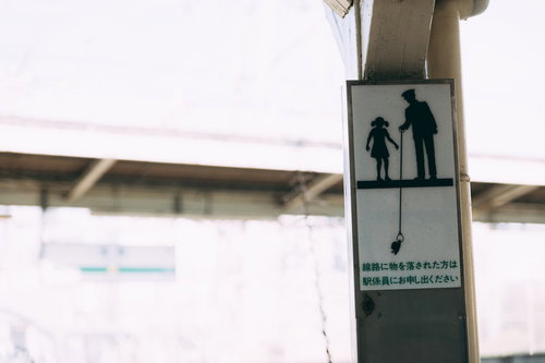 線路に物を落とされた方は駅係員にお申し出ください