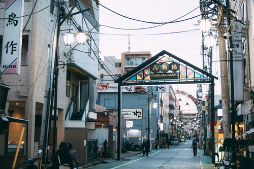 ふれあいの町 六角橋商店街の入口アーチ（白楽・横浜）