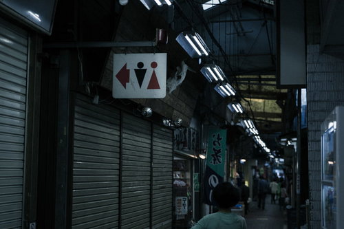 蛍光灯が連なる六角橋仲見世通のシャッター商店街