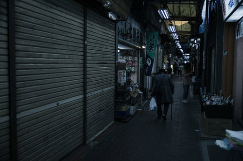 薄暗いアーケード内の六角橋仲見世通りのシャッター街