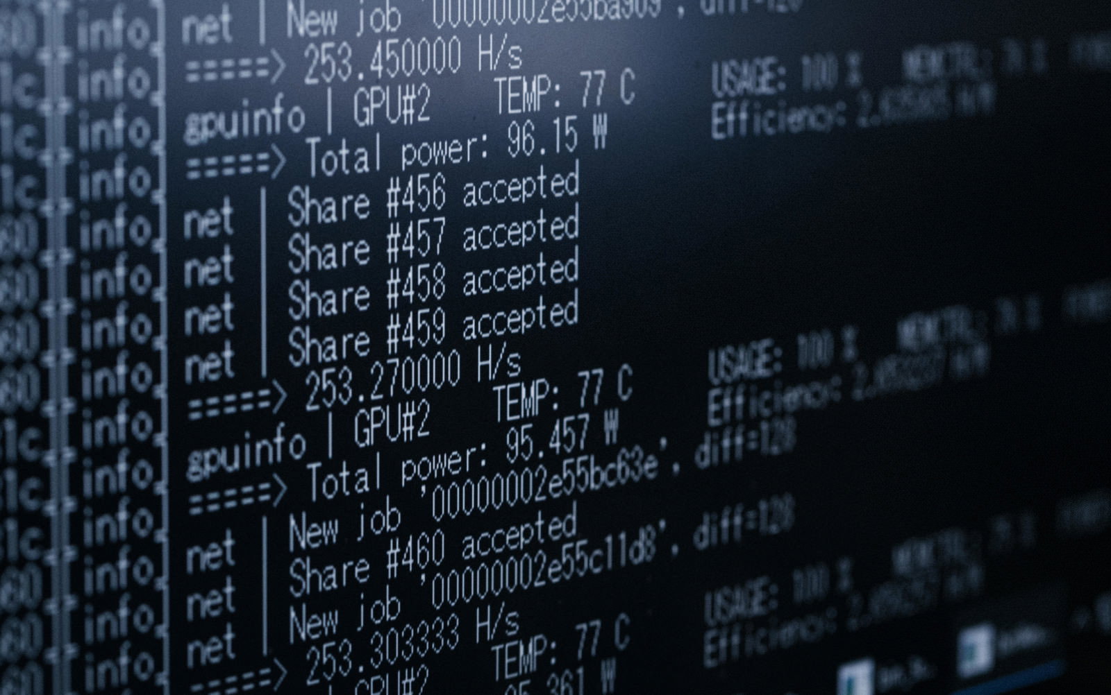 暗号通貨マイニングのプログラムコードが表示されたモニター画面