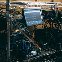 暗号資産マイニングで副業するGPUマイニングリグの写真