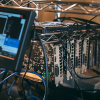 自宅で大量のGPUを使ってマイニングをする設備の写真