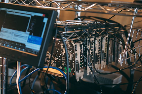 自宅で大量のGPUを使ってマイニングをする設備