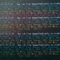 GPU採掘中のマイニング画面でハッシュレートとパソコンモニター表示の写真