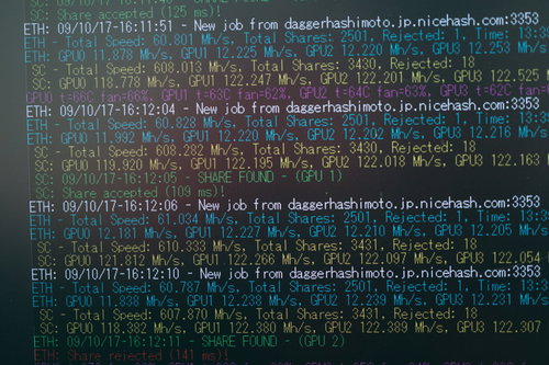 GPU採掘中のマイニング画面でハッシュレートとパソコンモニター表示