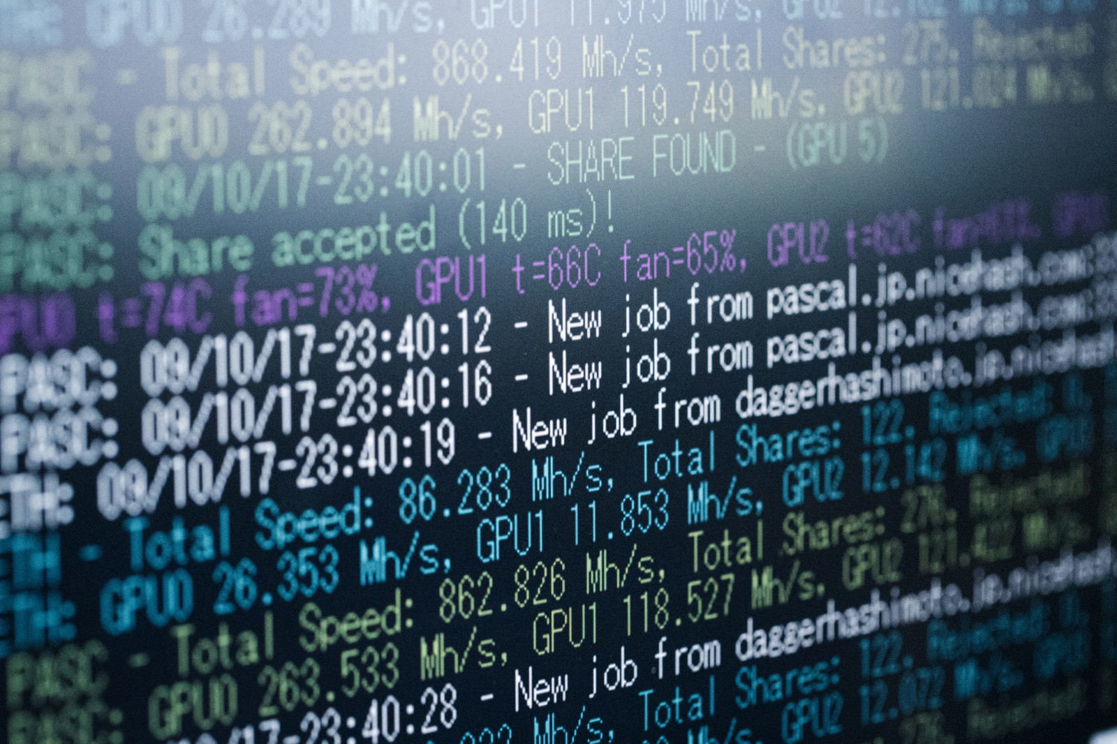 暗号通貨マイニング中のモニター画面に表示される青緑色のコード