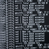 GPUマイニング中のコンピュータモニター画面の写真
