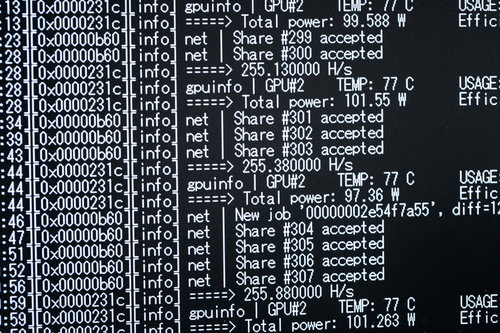 GPUマイニング中のコンピュータモニター画面