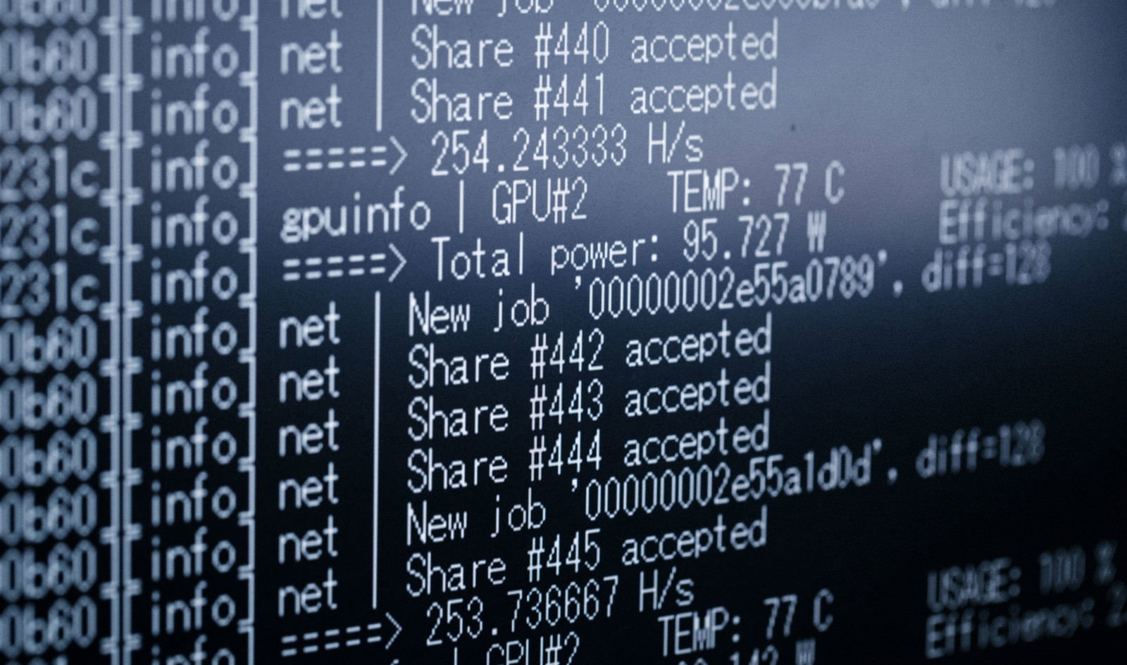 コンピューターの画面に青い背景で白い文字のプログラムコードが表示されている