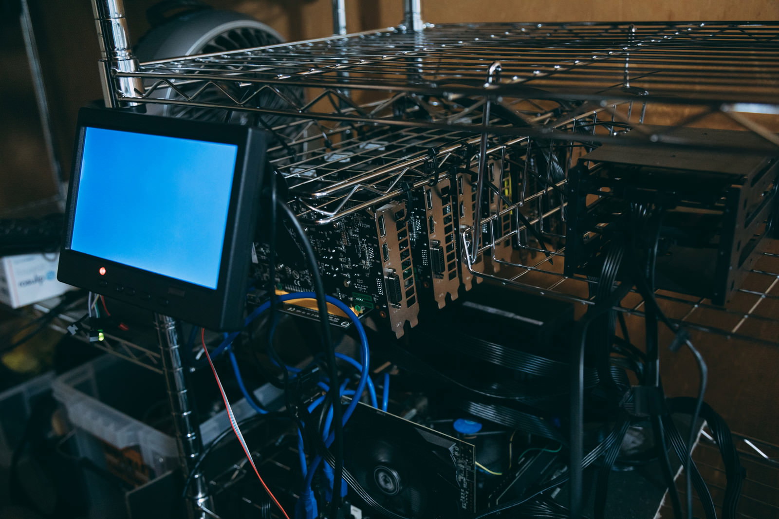 複数のGPUが搭載された暗号通貨マイニングリグ、青色LEDライトが点灯