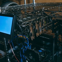 自宅で運用する複数GPUのマイニングリグの写真