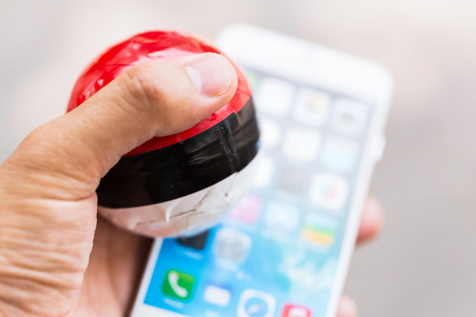 スマホと紅白ボールを持つ手元
